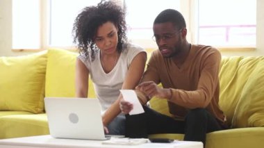 Endişeli genç Afrikalı Amerikalı çift faturaları hesapladı.