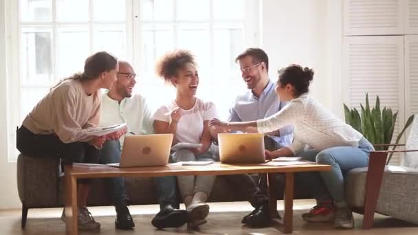 Jovens estudantes multiculturais conversam rindo estudando juntos no dormitório — Vídeo de Stock