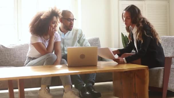 Courtier immobilier femme consultant les jeunes locataires du couple africain dans l'appartement — Video