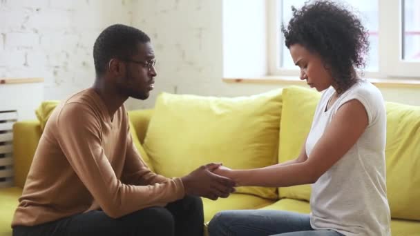 Amar o marido afro-americano de mãos dadas de esposa triste reconfortante — Vídeo de Stock