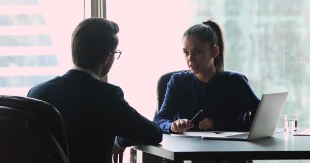 Femmina datore di lavoro manager fare affare finanziario stretta di mano cliente alla riunione — Video Stock