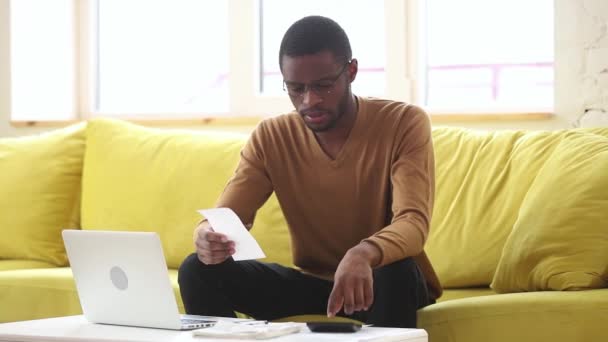 El hombre africano estresado calcula las facturas preocupado por el problema financiero de bancarrota — Vídeo de stock