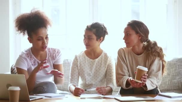 Tre blandade etnicitet flickor studenter talar studerar tillsammans hemma — Stockvideo