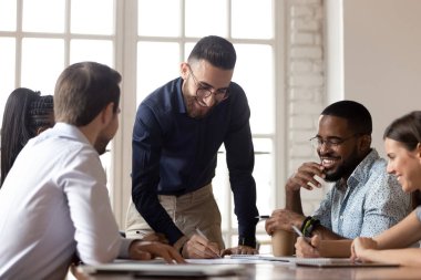 Mutlu motivasyonlu Arap yönetici düzenleme sözleşmesi veya not yazma.