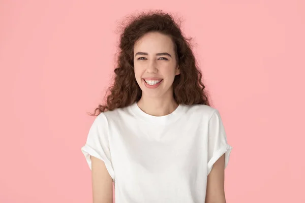 Retrato de sorrir menina milenar posando no fundo rosa — Fotografia de Stock