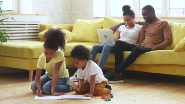 Afro-Amerikan ailesinin oturma odasında boş zamanı kutlu olsun. — Stok video
