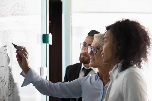 Diverse Geschäftsleute schreiben an Bord im Büro Brainstorming — Stockfoto