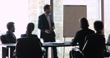 Profesyonel erkek konferans konuşmacısı eğitimde beyaz tahtada sunum yaptı