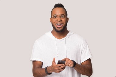 Heyecanlı Afro-Amerikan adam telefonu tutuyor, iyi haberler aldı.
