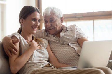 Neşeli 2 nesildir aile hafta sonları evde eğleniyor..