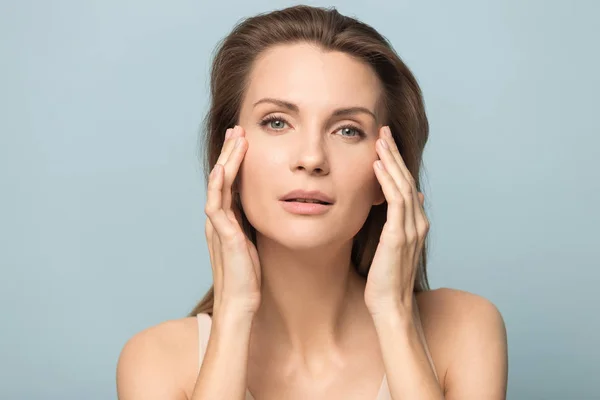 Portrait de la tête jeune femme avec une peau parfaite, beauté naturelle — Photo