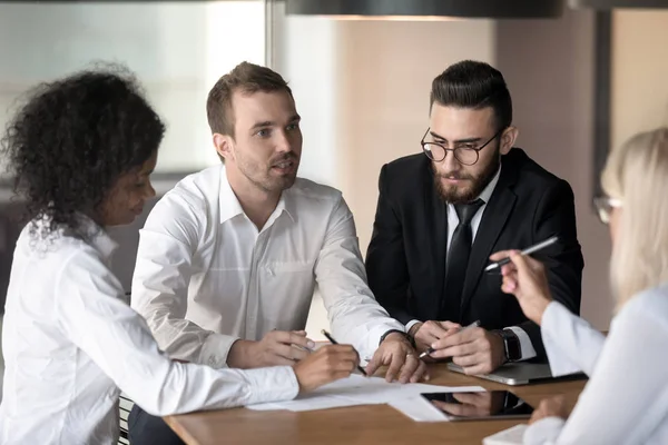 Diverse zakenmensen discussiëren over ideeën op teamoffice meeting — Stockfoto
