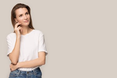 Düşünceli çekici kadın boş fotokopi odasına bakıyor.