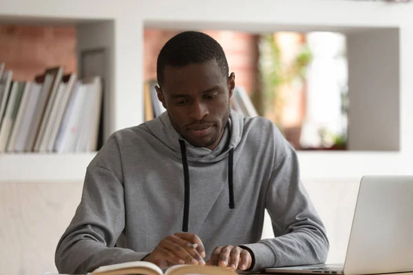 Estudiante afroamericano enfocado a prepararse para el examen final . — Foto de Stock