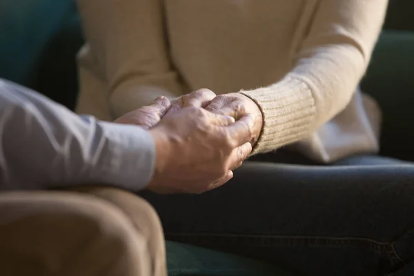 Viejo marido cogido de la mano de la esposa amada senior imagen de primer plano — Foto de Stock