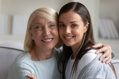 Çok nesilli kadın aile portresini kapat