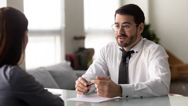 Male consultant talking with female customer at office meeting — Stock Photo, Image