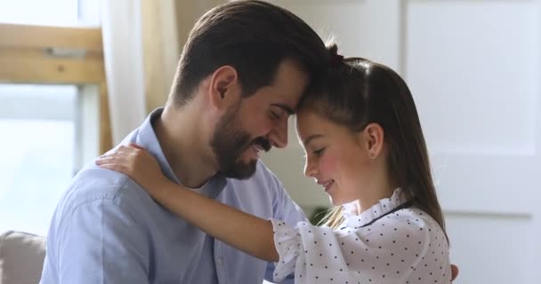 Drôle affectueux père et fille coller rire ensemble à la maison — Video