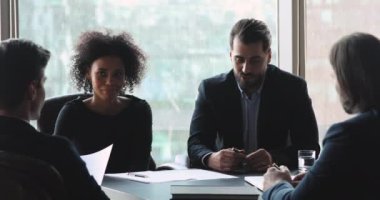 Grup görüşmelerinden sonra erkek yönetici tokalaşma iş ortağı