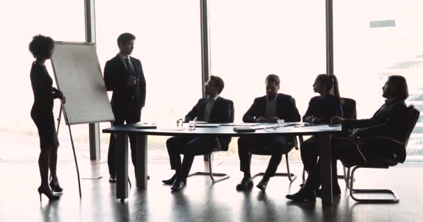 Dois treinadores profissionais diversificados dão apresentação de negócios na reunião — Vídeo de Stock