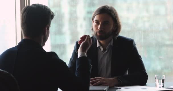 사업가 회사 의고 용주는 새로 온 직원에게 양복을 입는다 — 비디오