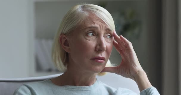 Bezorgd verdrietig volwassen vrouw kijk weg voel je depressief — Stockvideo