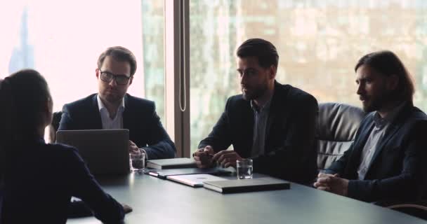 Imprenditrice candidato di lavoro convincere imprenditori uomini d'affari durante il colloquio di lavoro — Video Stock