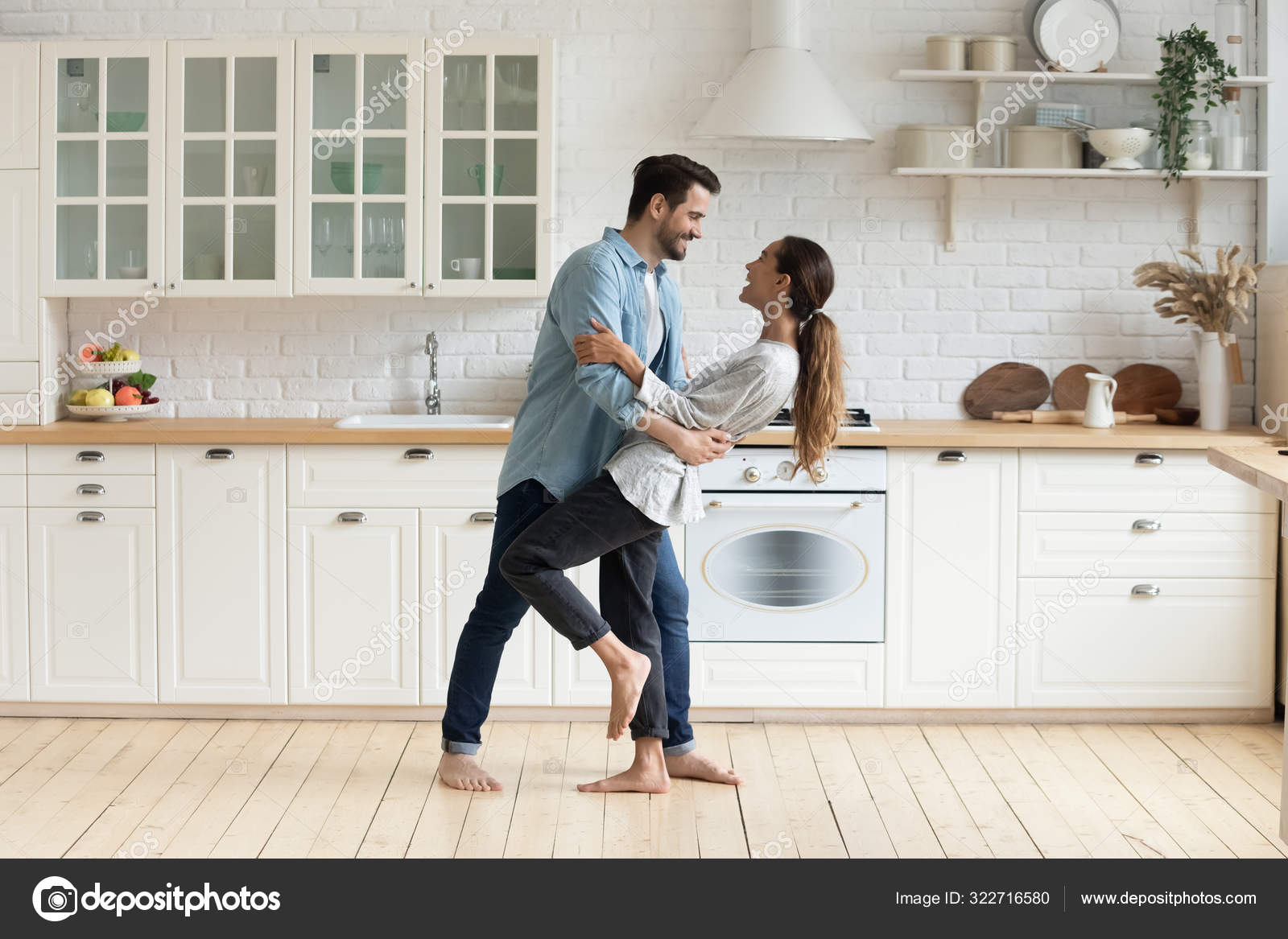 мужчина и женщина за столиком. страсть на кухне. фотосессия пары на кухне. парочка на кухне. семья на кухне.