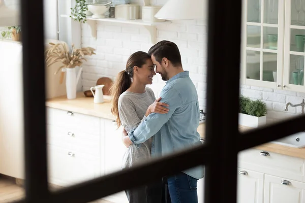 Cariñosa pareja romántica abrazándose en la cocina moderna en casa —  Fotos de Stock