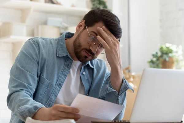 Frustrierter junger Mann liest Post-Brief — Stockfoto
