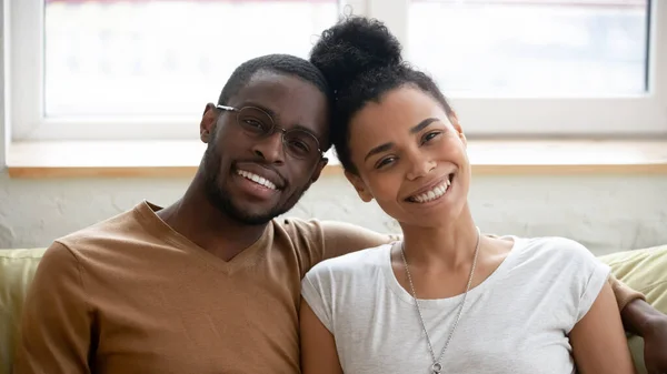 Retrato de feliz pareja birracial posando para abrazar la imagen — Foto de Stock