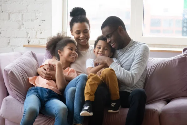 Família biracial feliz com crianças relaxar no sofá acolhedor — Fotografia de Stock