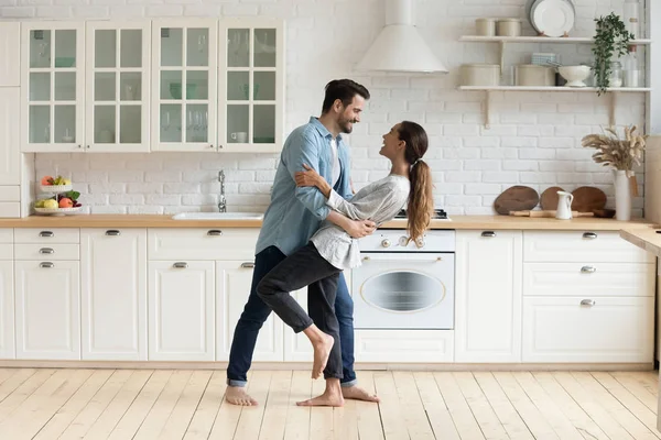 幸せなロマンチックなカップルダンスで現代的なキッチン-ホーム — ストック写真