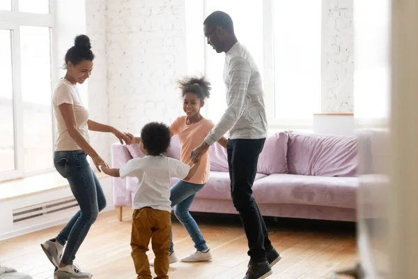 Χαρούμενη αφροαμερικανική οικογένεια με παιδιά χορεύουν μαζί στο σπίτι — Φωτογραφία Αρχείου