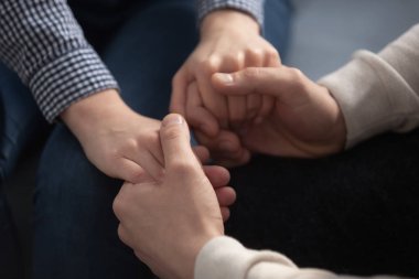Birbirini seven çiftlerin el ele tutuşup sevdiklerini gösteren