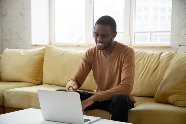 Uśmiechnięty Afrykanin Amerykanin mający rozmowę wideo na laptopie — Zdjęcie stockowe