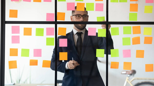 Концентрированный молодой менеджер проекта, работающий рядом с советом директоров
.