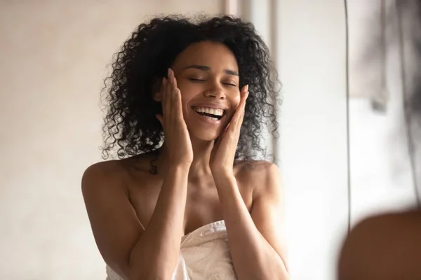 幸せなアフリカ系アメリカ人女性はお風呂で健康な肌に触れる — ストック写真