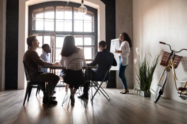 Motive edilmiş karışık ırk çalışanı proje stratejisi sunuyor.