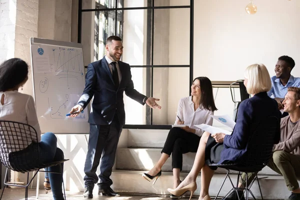 Positiver männlicher Coach scherzt bei Lehrgang mit Kollegen. — Stockfoto