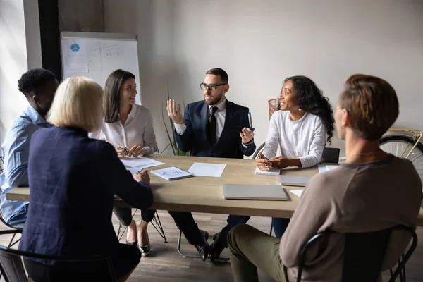 Un formateur masculin confiant organise un atelier éducatif au bureau . — Photo