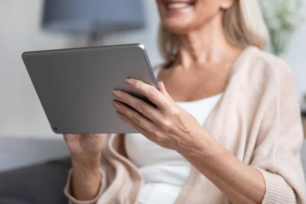 Smiling woman closeup selective focus on arms holding tablet device — Stock Photo, Image