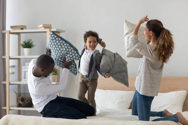 Emocionado niño de raza mixta pequeña divirtiéndose con los padres . —  Fotos de Stock