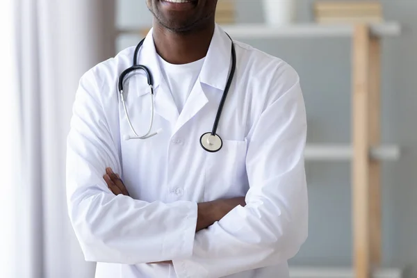 Primer plano recortado imagen joven sonriente profesional afroamericano médico . —  Fotos de Stock