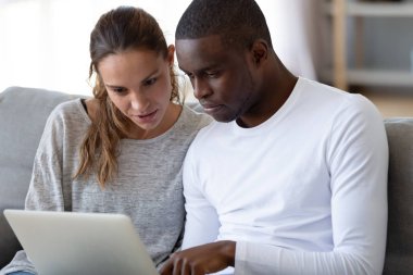 Odaklanmış koca, ilgili karısına yeni online bankacılık başvurusunu gösteriyor.
