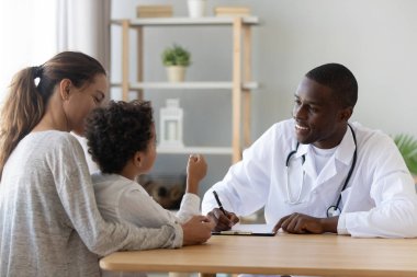 Küçük melez çocuk doktorla konuşuyor..