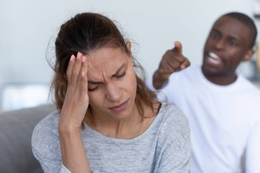 Stresli kadın bağıran kocasına sırtını döndü..