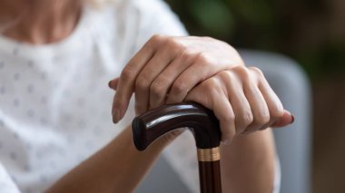 Konsept görüntüsünü kapat yaşlı kadın baston tutuyor