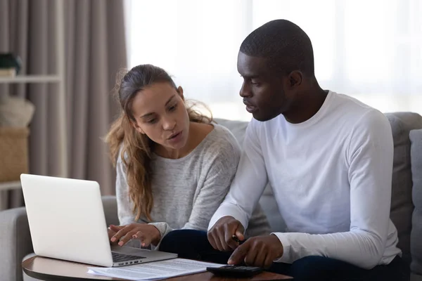 Millennial pareja casada multirracial calculando presupuesto familiar mensual . —  Fotos de Stock