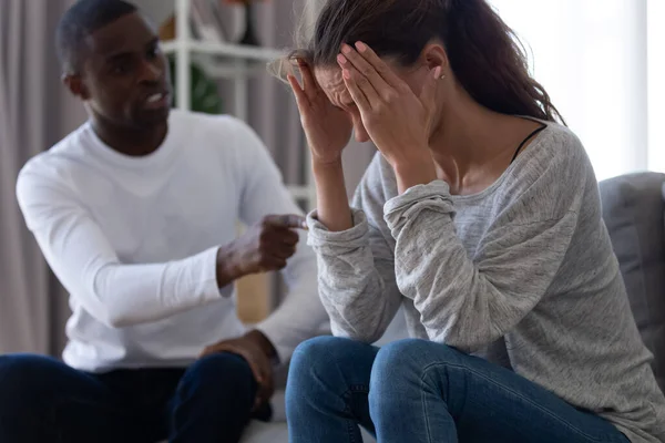 Kétségbeesett fiatal stresszes nő szenved fejfájás közben veszekedés. — Stock Fotó